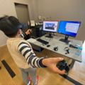 金沢工業大学オリジナルの弓による的宛てVRゲームを体験する児童