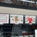 セブン‐イレブンの店内に展示されたようす