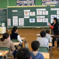 秋田県由利本荘市の由利小学校の英語の授業のようす