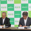 協定書にサインをする京都先端科学大学の前田学長と明治国際医療大学の三上学長