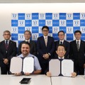 調印式終了後、出席者全員で記念写真。前列右から明治薬科大学　越前宏俊学長、西武学園文理高等学校・中学校・小学校 マルケス ペドロ校長、後列右から明治薬科大学 高取和彦高大連携推進委員長、　明治薬科大学 杉田隆副学長、西武学園文理高等学校　小長谷洋介高校副校長、佐藤亮彦高校教頭、下田崇夫募集対策室室長