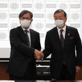 握手を交わす宮城教育大学の村松隆学長（左）と内田洋行の大久保昇社長（右）