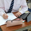 コンパクトなASUS Chromebook、筆箱、ノートを机上に設置して授業に臨む