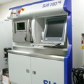 近畿大学工学部に設置している金属3Dプリンタ