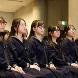 学校でサングラス着用、女子聖学院がZoffと連携…目を守る取組み 画像