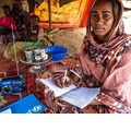 休校のためソーラー式ラジオを使ってラジオ授業を受ける女の子　(c) UNICEF_UN0495425_Pouget