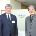 板橋区の坂本健区長（左）と東京大学名誉教授の佐藤知正氏（右）