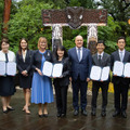 協定を締結した各校の代表とニュージーランドのラクソン首相