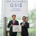 東北大学大学院情報科学研究科長の加藤寧氏（左）、パナソニックホールディングス知的財産本部本部長の松阪博実氏（右）