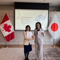 協定書の受け渡しを行う佐々木泰子国立大学協会副会長（左）とJulia Scottカナダ大学協会副会長（右）