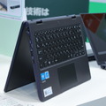 キーボード上部にはタブレットモードで使用できるアウトカメラを搭載