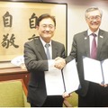 湊総長（左）とTan学長（右）