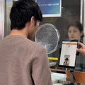大阪モノレール駅窓口における実証実験のようす