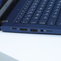 Thunderbolt4とHDMI端子、USB Type-A、HDMI出力端子やマイク入力／ヘッドホン出力端子、microSDカードスロットが並ぶ左サイド