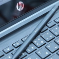 15秒で充電が完了するマグネット式のペン格納トレイ