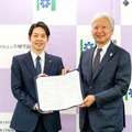 締結式のようす、鈴木知事（左）と千葉理事長（右）