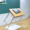 背面のゴム製バンパーで45度に傾けた机からも滑り落ちない