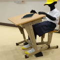 机が傾いても天板にピタッとついて落ちない