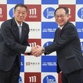握手を交わす勝見俊也校長と冨樫伸学長