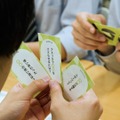 マイクエスチョンを活用するカードゲームのようす