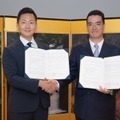 TikTok Japan執行役員公共政策本部長の安永修章氏（左）と学校法人洗足学園法人本部長の前田英三郎氏（右）