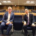 東京外国語大学 大学院 総合国際学研究院 教授の投野由紀夫氏（右）と、ピアソンのGlobal Scale of English シニア・ディレクター マイク・メイヤー氏（左）
