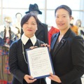 文化服装学院校舎ロビーにて撮影。文化服装学院・相原幸子校長（左）と藤村女子・高橋あゆち理事長（右）
