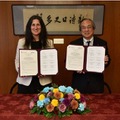 Sahinde Pala氏（左）と仲谷総長（右）