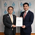 松本大臣(右)に要請書を手交する大村委員長(愛知県知事)