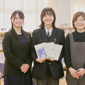 左から、教務主任・佐々木範子氏、3年生の堀なつきさん、図書館司書の志田歩唯氏