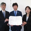 左から、梅原学長(横浜国立大学)、下田教育長(横浜市教育委員会)、大笹代表(教育ネット)