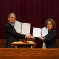 西南女学院大学の浅野学長（左）とフェリス女学院大学の上原副学長（右）