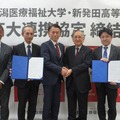 写真左から 新発田高等学校・上山崇教諭、太田雄介教諭、石黒浩司校長、新潟医療福祉大学・西澤正豊学長、中原英伸事務局長