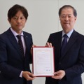 締結した協定書を掲げる(左から)加計理事長、藤原館長