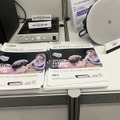 パンフレット右奥の丸い形をしたものもシーリングスピーカー。こちらは天井埋め込み式