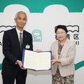 板橋区教育委員会教育長 長沼豊氏（左）と上智大学の杉村美紀学長