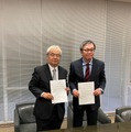 （左）明治学園髙橋英樹学園長、（右）早稲田大学大学院情報生産システム研究科の荒川雅生科長