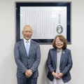 中央エンジニアリング代表取締役社長石田(左)と京都産業大学在間敬子学長(右)