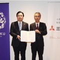 調印式のようす(左:東北大学総長 冨永悌二氏、右:三菱地所執行役社長 中島篤氏)