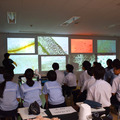 撮影画像はサーバーを経由して壁面スクリーンに8分割で表示