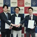 調印式のようす(左から小学館集英社プロダクション上根邦靖氏、福井県立若狭高等学校校長渡邉久暢氏、ネットアドバンス大和田啓太氏)