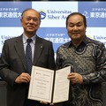写真左：情報マネジメント学部　学部長　加藤泰久教授、写真右：サイバーアジア大学　Jang Youn Cho学長