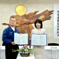 協定書を手にする吉村武司市長（「吉」はつちよし）【右】と三村由香里研究科長【左】