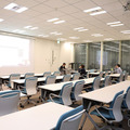 東京都立大学の金融工学研究センターの会場で配信を見守る先生方