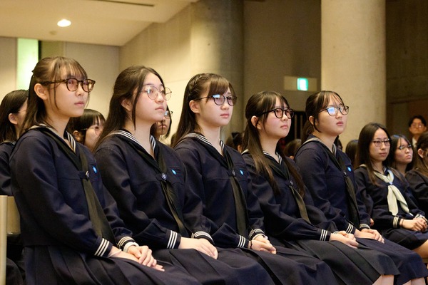 学校でサングラス着用、女子聖学院がZoffと連携…目を守る取組み 画像