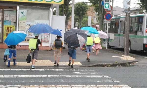 【クレーム対応Q＆A】雨の日、通学路に広がって歩き危険 画像