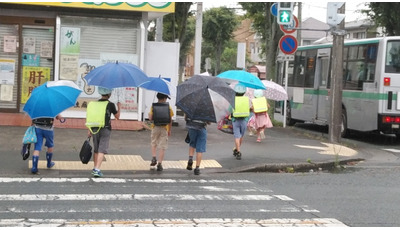 【クレーム対応Q＆A】雨の日、通学路に広がって歩き危険 画像