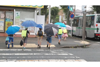 【クレーム対応Q＆A】雨の日、通学路に広がって歩き危険