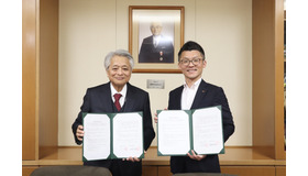 東福岡学園理事長の德野光博氏（左）、グローバルウィザス代表取締役社長の鈴木貴之氏（右）