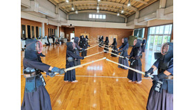 剣道の練習に取り組む学生たち